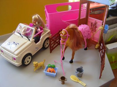 Schots maag Onzorgvuldigheid d14308 Barbie paarden stal, met wagen