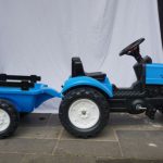 A11208 Blauwe tractor met aanhanger