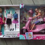 D14413 2 barbies met scooter