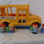 D14177 Fisher Price gele bus met 4 poppen